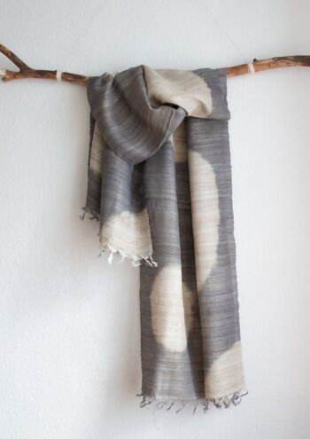 Longue écharpe en soie tissée à la main en Peace Silk / soie sauvage à motifs gris argent - pois géants 1