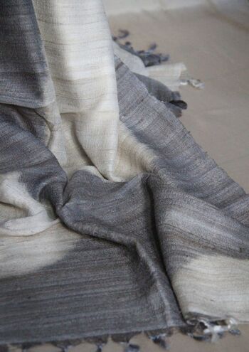 Longue écharpe en soie tissée à la main en Peace Silk / soie sauvage à motifs gris argent - pois géants 2