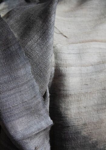 Longue écharpe en soie tissée à la main en Peace Silk / soie sauvage à motifs gris argent - pois géants 3