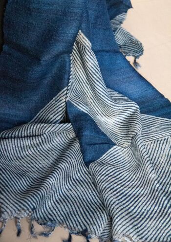 Longue écharpe en soie tissée à la main en Peace Silk / soie sauvage rayures bleues - architecture 3