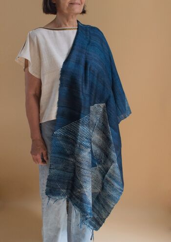 Longue écharpe en soie tissée à la main en Peace Silk / soie sauvage rayures bleues - architecture 1