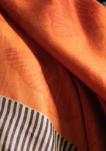 Écharpe tissée à la main de Peace Silk / Eri Silk Bleu Foncé Orange Rouge - Ginkgo 3