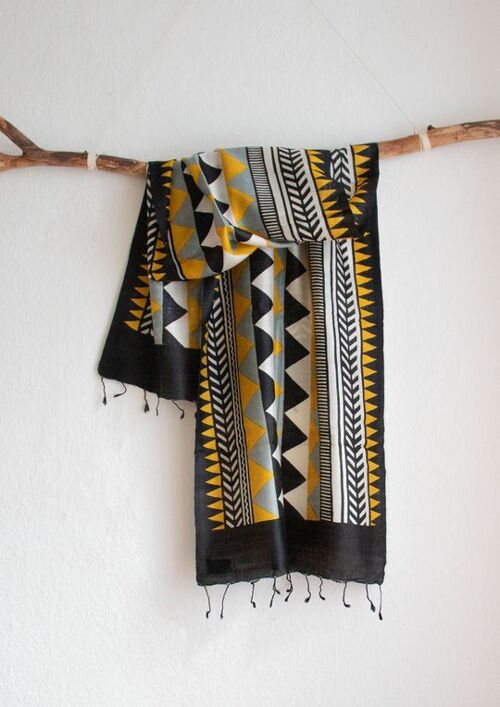 Handgewebter schmaler Schal aus Peace Silk / Eri Seide Gelb Grau Schwarz mit Dreiecken Gemustert - Berge