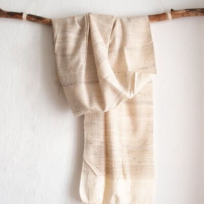 Pañuelo tejido a mano en seda tussah salvaje y algodón en color blanco crema