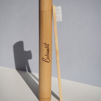Brosse à dents en bambou avec étui. Couleur blanche.