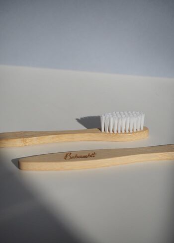 Brosse à dents en bambou avec étui. Couleur blanche. 2