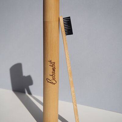 Brosse à dents en bambou avec étui. La couleur noire.