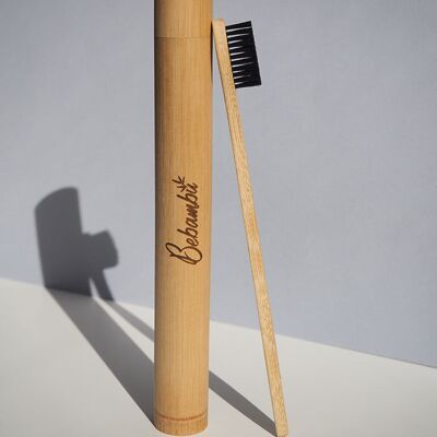 Brosse à dents en bambou avec étui. La couleur noire.