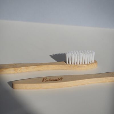 Brosse à dents en bambou. Poils blancs.