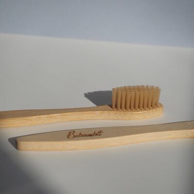 Cepillo de dientes de bambú. Cerdas color natural.
