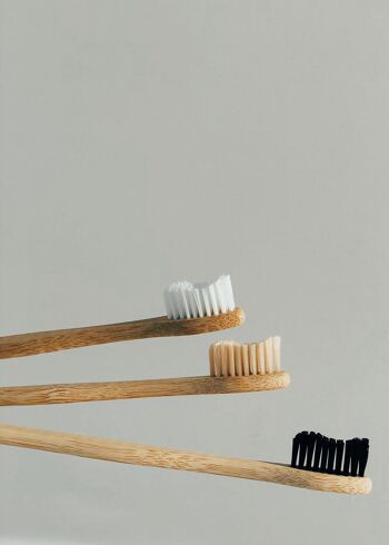 Brosse à dents en bambou. Poils de couleur naturelle. 3
