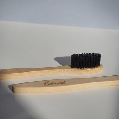 Zahnbürste aus Bambus. Schwarze Borsten.