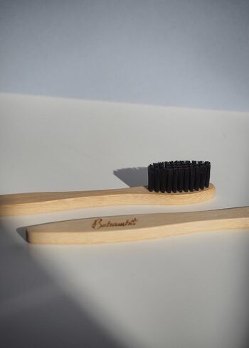 Brosse à dents en bambou. Poils noirs. 1