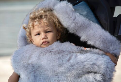 Saco Plush POD 7AM: Acolchado y Elegante para Niños (18-36M), Heather Grey con Detalles de Faux Fur - Ideal para Paseos