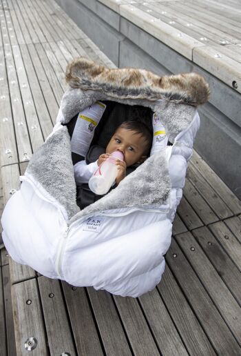 Housse de siège auto Cocoon 7AM pour sièges auto : sûre et chaude pour les bébés (0-12 mois), hydrofuge avec isolation thermique - Fausse fourrure blanche 1