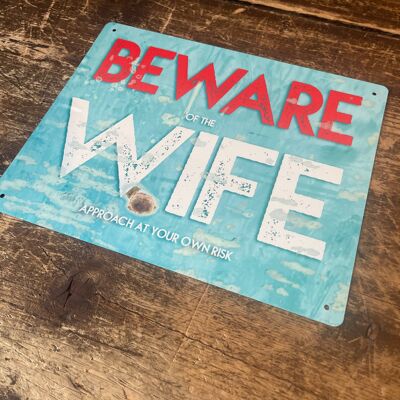 Beware of the wife – Wandschild aus Metall, 20,3 x 25,4 cm