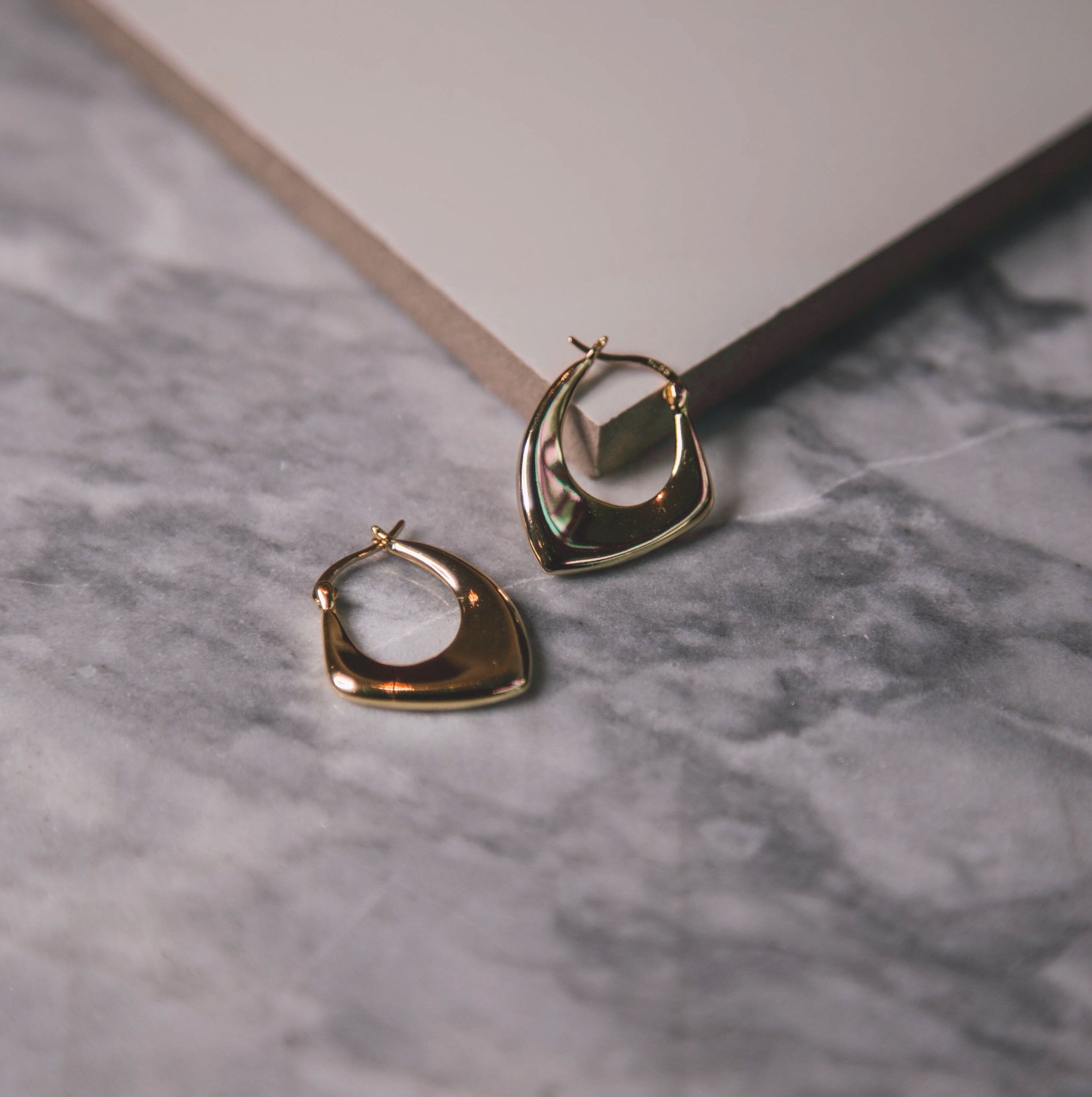 Orecchini a cerchio deformi Trifoglio - Oro