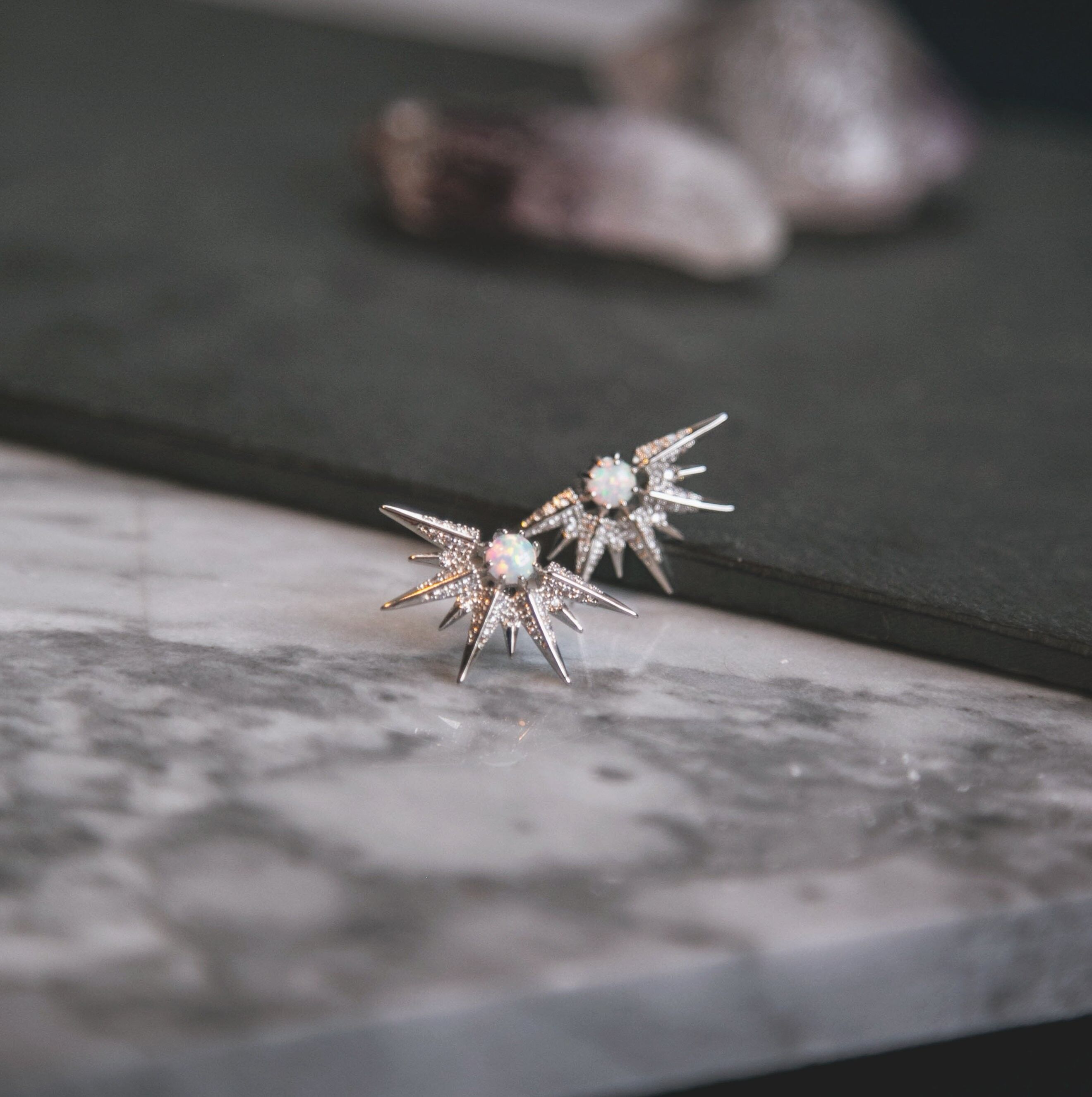 Orecchini a bottone con punta in opale dell'Alaska - Argento