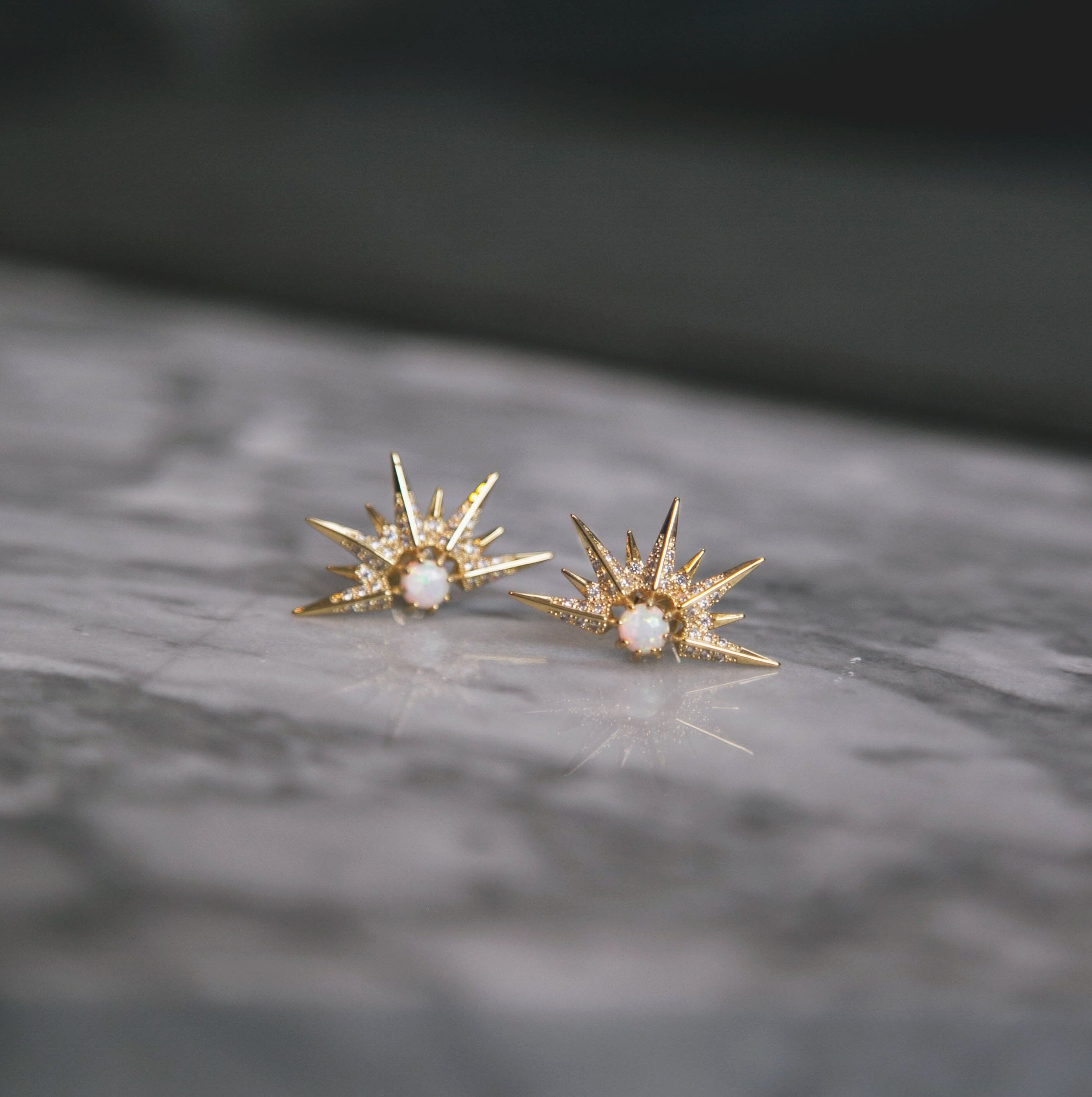 Orecchini a bottone con punta in opale dell'Alaska - Oro