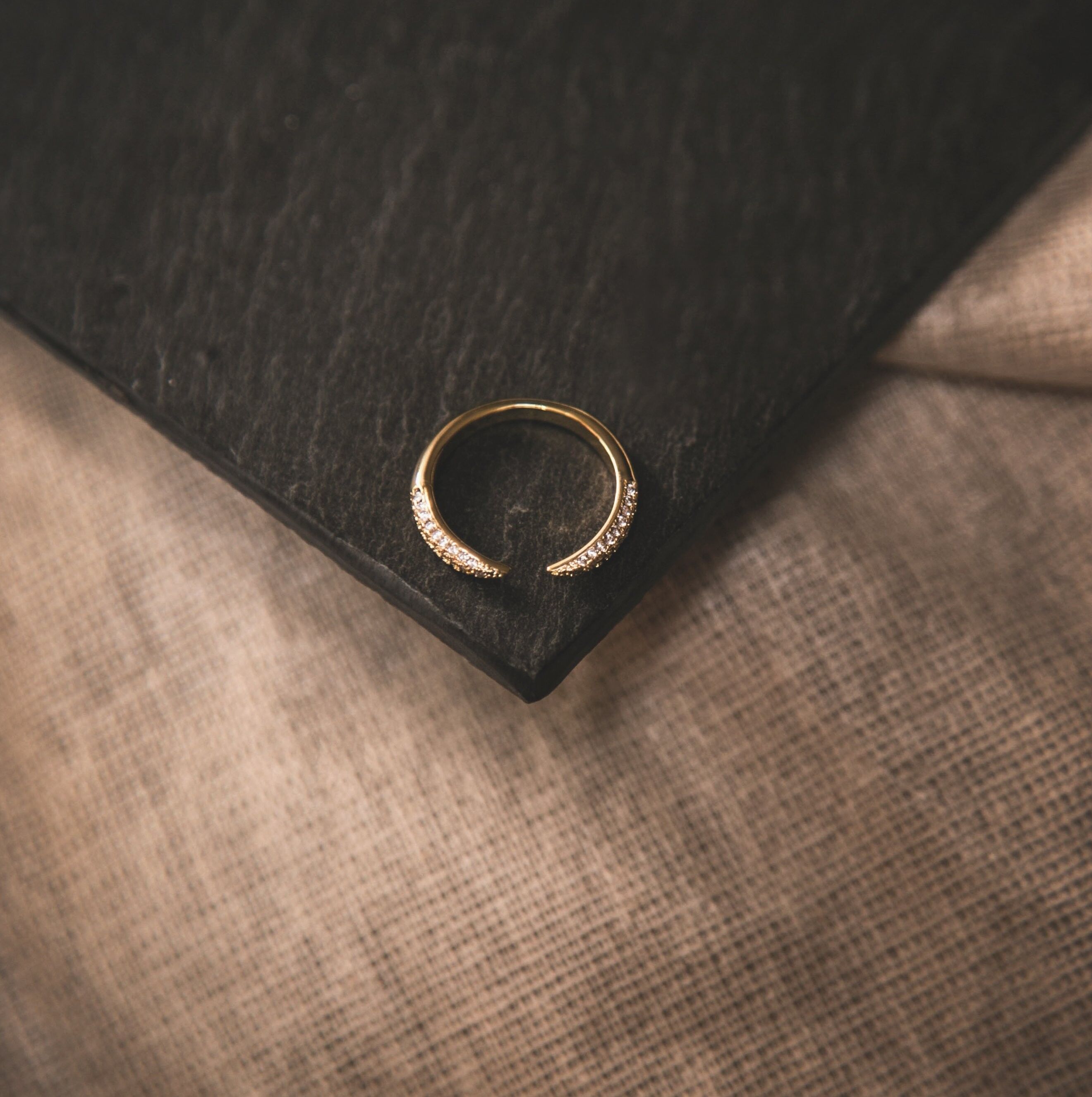 Anello a punta d'oro canaglia