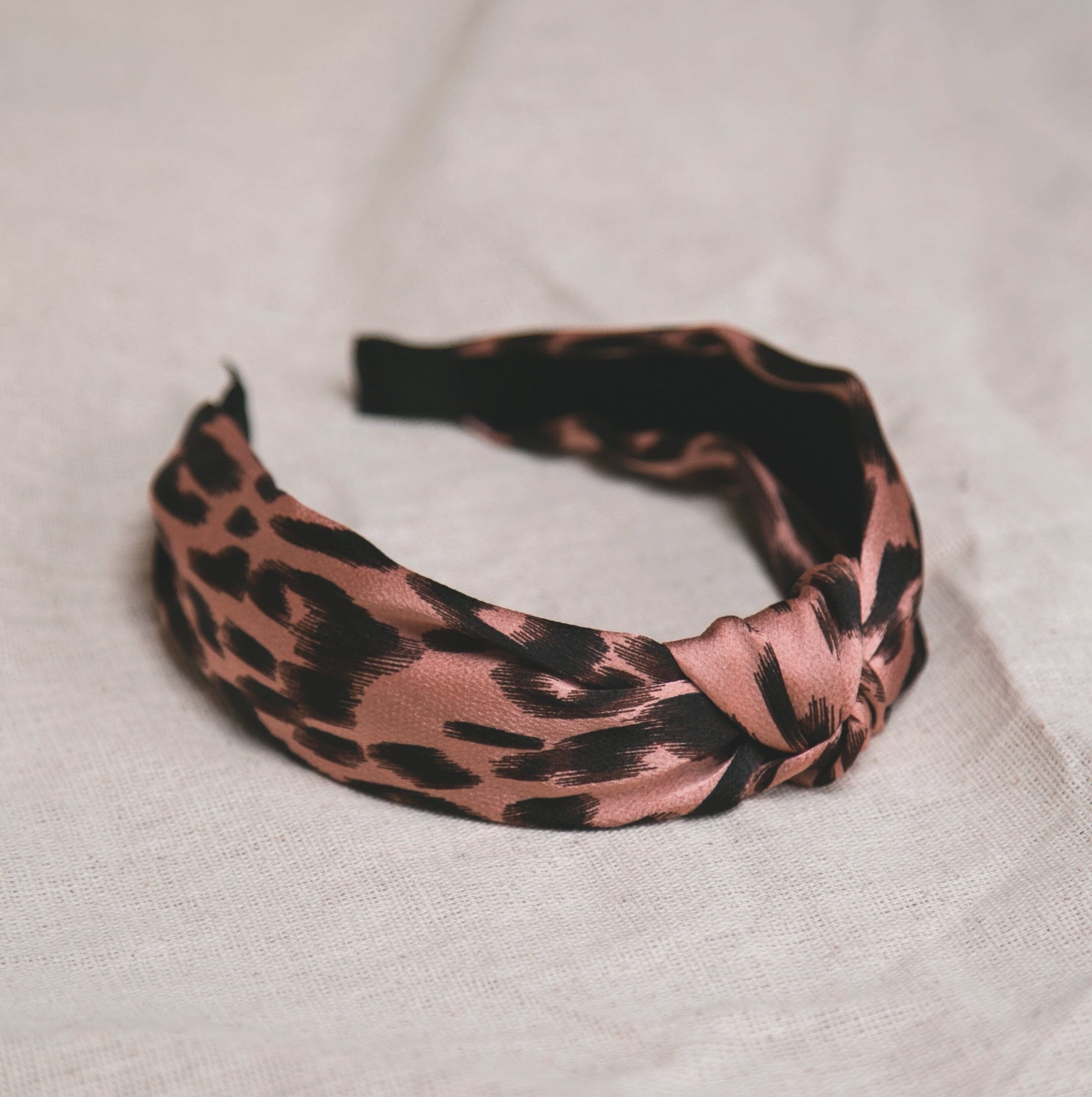 Cerchietto per capelli leopardato con nodo Samiya - Rosa