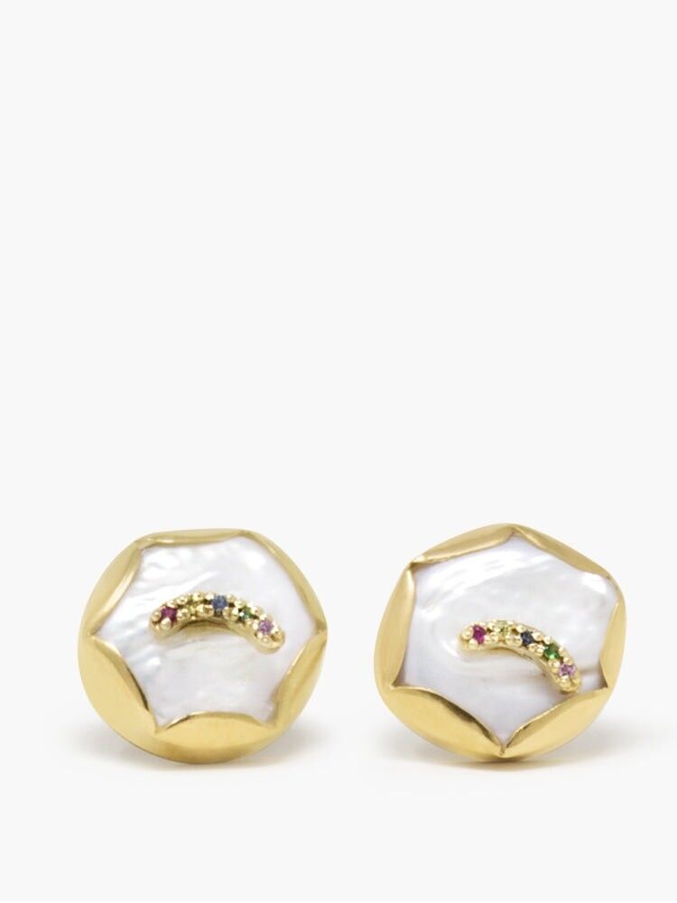 Sopra gli orecchini di perle arcobaleno