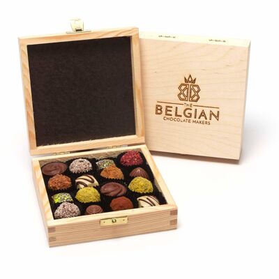 16 pralines and truffles in an engraved wooden box 260 Grs