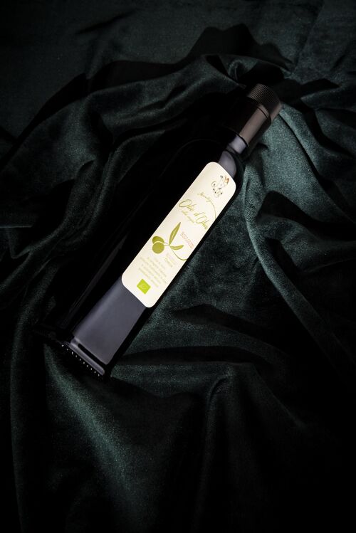 Bottiglia 100 ml di olio extra vergine di oliva Biologico/ Bottle 100 ml extra virgin olive oil Organic