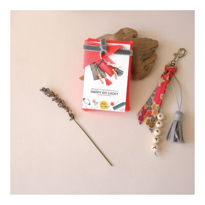 Kit creativo "¡Crea tu pequeño llavero!" Estuche rosa y pompón gris