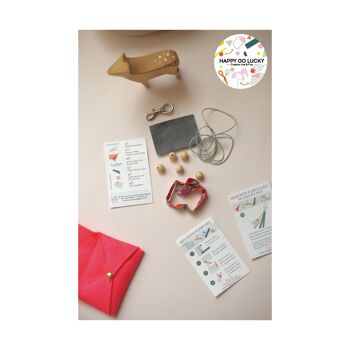 Kit créatif "Crée ton petit porte-clés !" Pochette rose et pompon gris 9