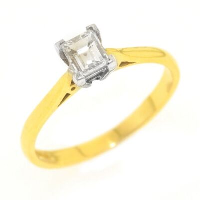 Bague en or jaune et blanc 18 carats avec diamant de 0,50 carat.