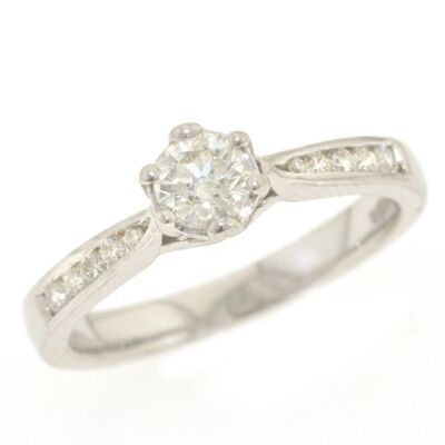18ct white gold ring, with 11 diamonds.