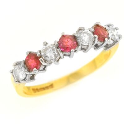 Ring aus 18 Karat Gold mit Diamanten und Rubinen.