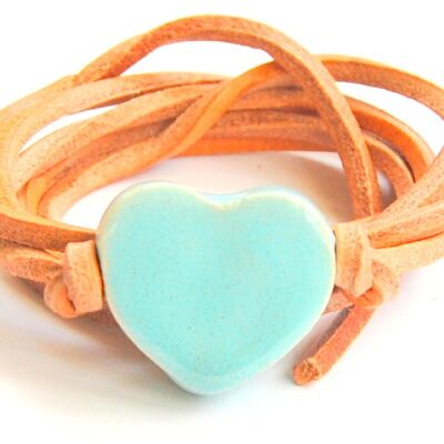 Cordon en cuir naturel avec cœur en céramique bleu clair.