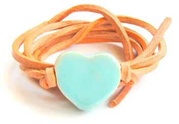 Cordon en cuir naturel avec cœur en céramique bleu clair. 1