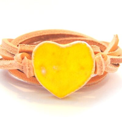 Cordón de cuero natural con corazón de cerámica amarilla.