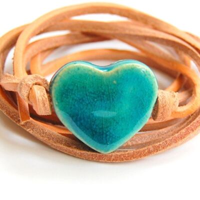 Cordon en cuir naturel avec coeur en céramique turquoise.