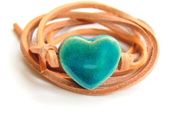 Cordon en cuir naturel avec coeur en céramique turquoise. 1