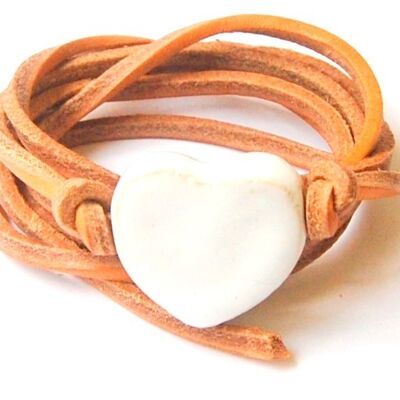 Cordon en cuir naturel avec cœur en céramique blanche.