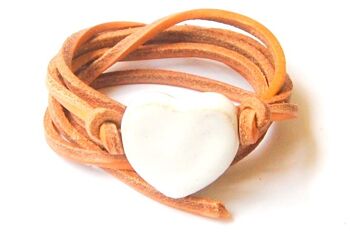 Cordon en cuir naturel avec cœur en céramique blanche. 1
