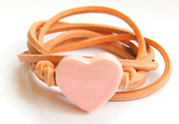 Cordon en cuir naturel avec cœur en céramique rose clair. 1