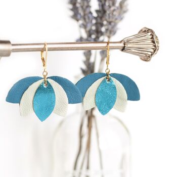 Boucles d'oreilles Lotus - cuir bleu métallisé, blanc et bleu canard 2