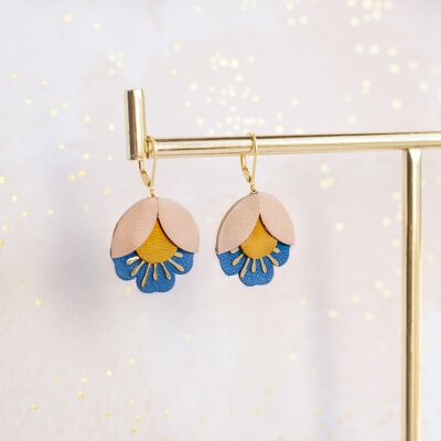 Boucles d'oreilles Fleur de Cerisier - cuir rose chair, jaune ocre et bleu lapis