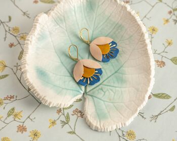 Boucles d'oreilles Fleur de Cerisier - cuir rose chair, jaune ocre et bleu lapis 2