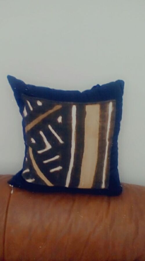 Coussin en bogolan et tissu noir