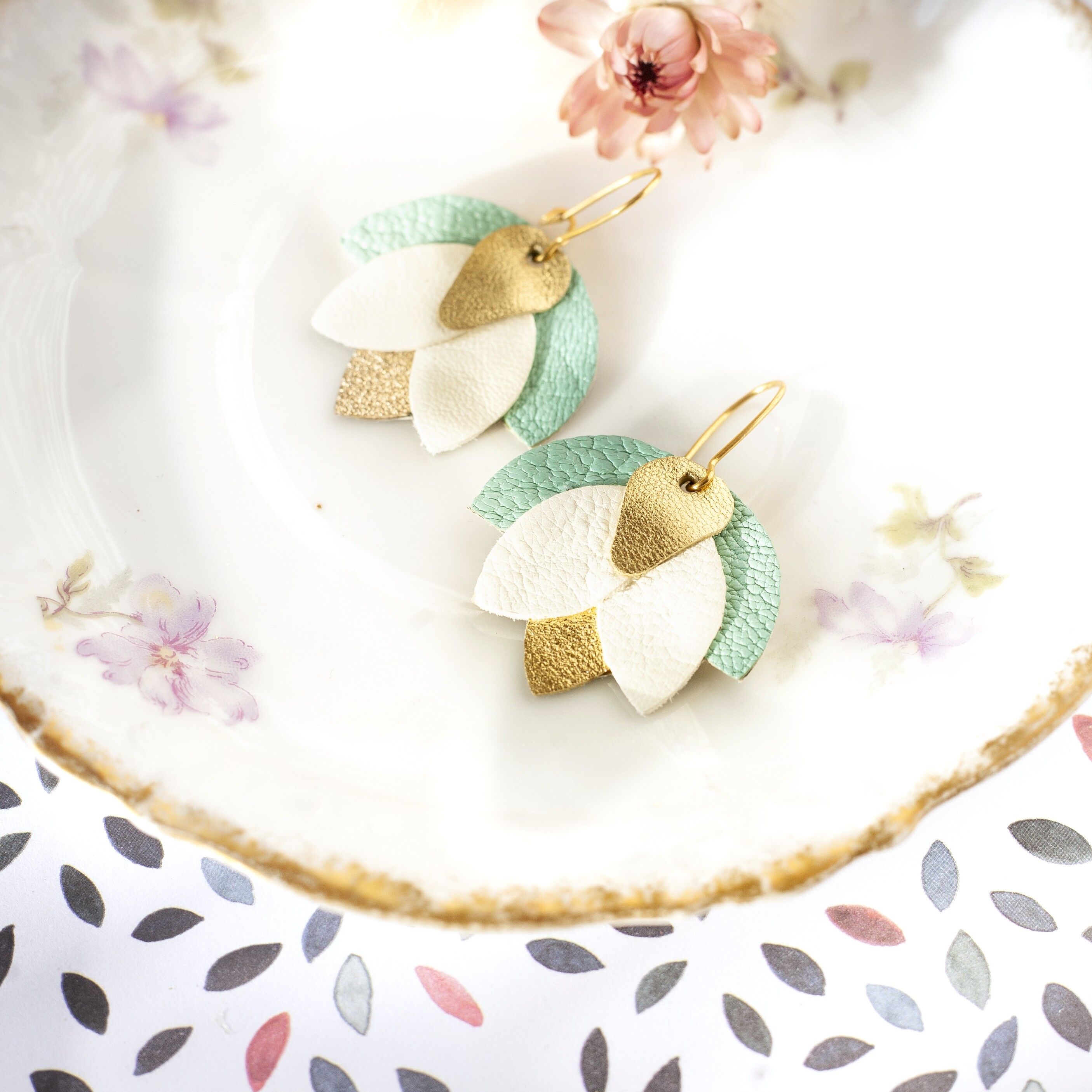 Boucles d'oreilles Narcisse en cuir doré, blanc et vert jade