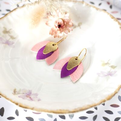 Hibiskusohrringe aus goldenem, lila und rosa Leder