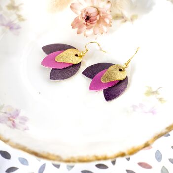 Boucles d'oreilles Crocus en cuir doré, fuchsia et violet foncé 2