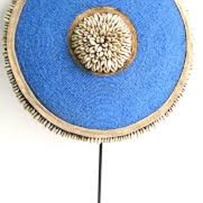 Bouclier en perle et cauris bleu 40 cm