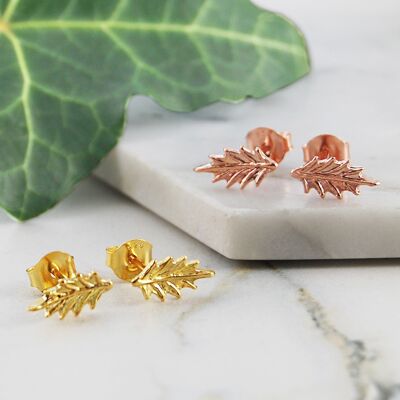 Pendientes de botón de oro Holly Leaf - Pendientes colgantes - Chapado en oro de 18 k